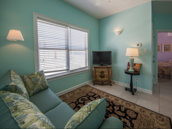 Ten Bedrooms Sleeps up to 36 Guests with Pool!
