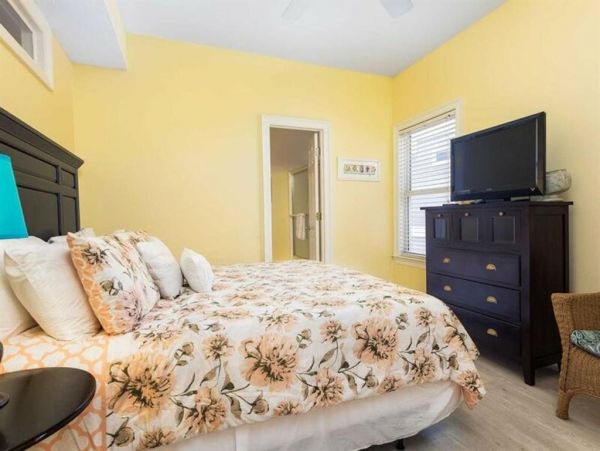 Ten Bedrooms Sleeps up to 36 Guests with Pool!
