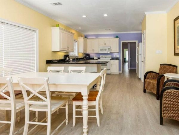 Ten Bedrooms Sleeps up to 36 Guests with Pool!