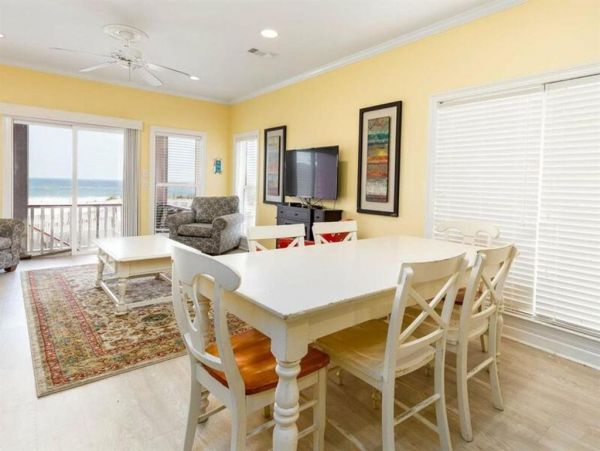 Ten Bedrooms Sleeps up to 36 Guests with Pool!