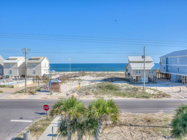 Spacious Stroll To Beach Access Vacation Home