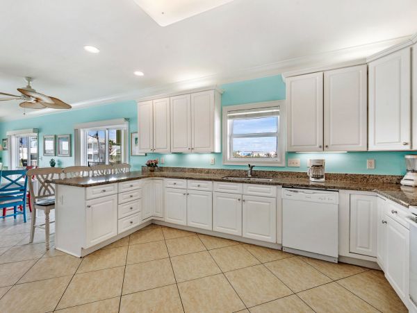 Spacious Stroll To Beach Access Vacation Home