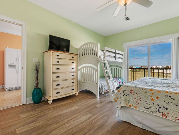 Spacious Stroll To Beach Access Vacation Home