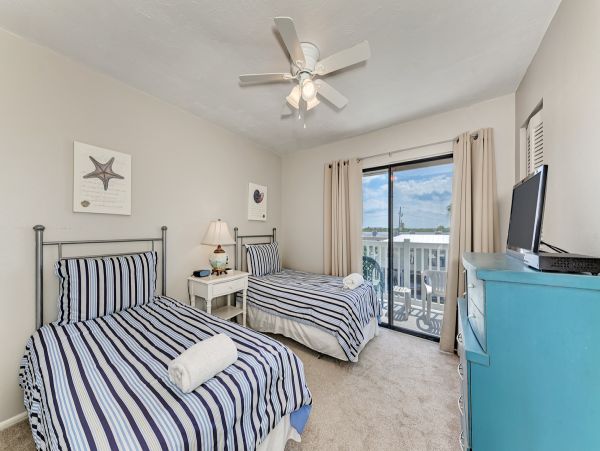 Vacation Condo Few Steps From The Beaches In Holmes Beach