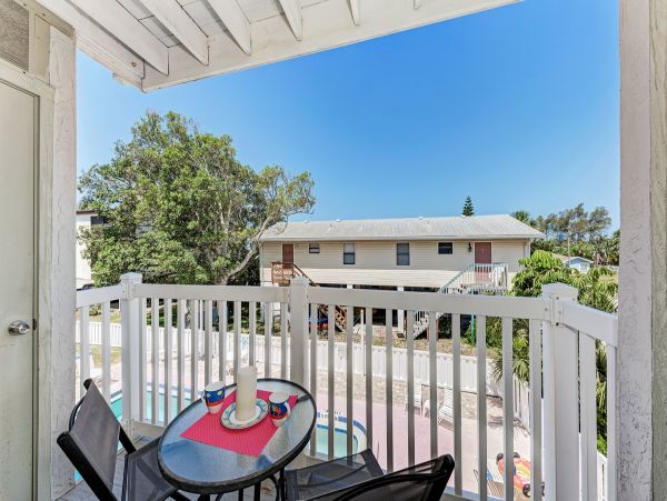 Vacation Condo Few Steps From The Beaches In Holmes Beach