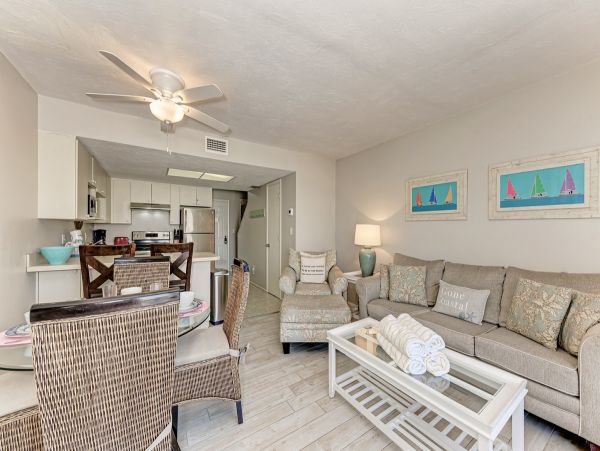 Vacation Condo Few Steps From The Beaches In Holmes Beach