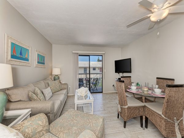 Vacation Condo Few Steps From The Beaches In Holmes Beach
