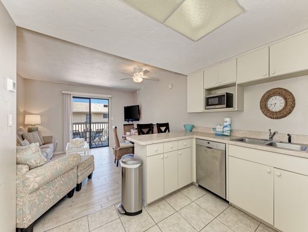 Vacation Condo Few Steps From The Beaches In Holmes Beach
