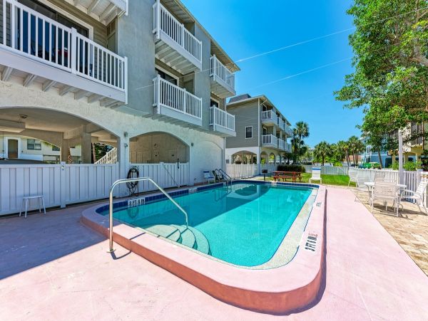 Vacation Condo Few Steps From The Beaches In Holmes Beach