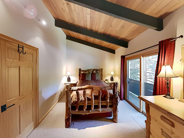 West Vail Townhome one minute walk to shuttle