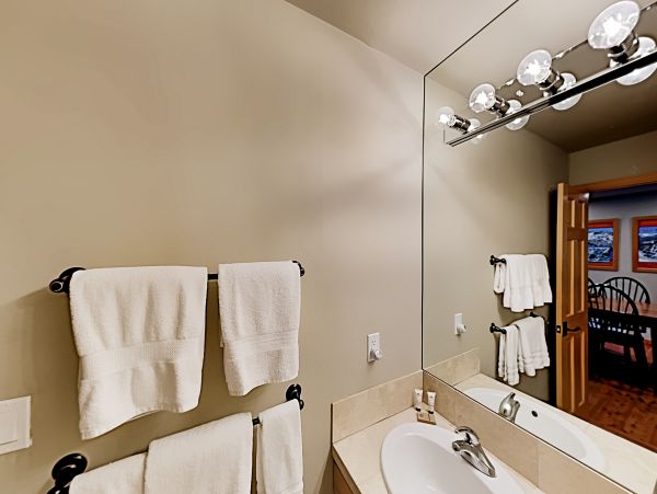 West Vail Townhome one minute walk to shuttle