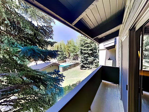 West Vail Townhome one minute walk to shuttle