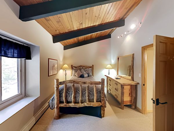 West Vail Townhome one minute walk to shuttle