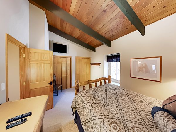 West Vail Townhome one minute walk to shuttle