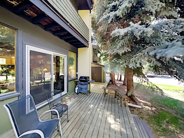 West Vail Townhome one minute walk to shuttle
