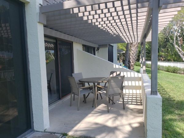 Vacation Condo Located On Beach In Siesta Key Sleeps Six