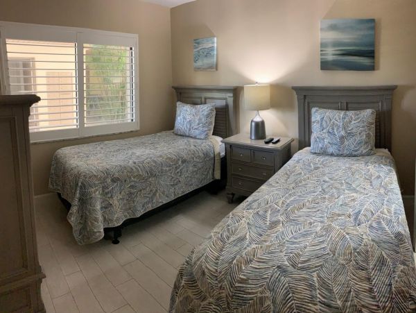 Vacation Condo Located On Beach In Siesta Key Sleeps Six