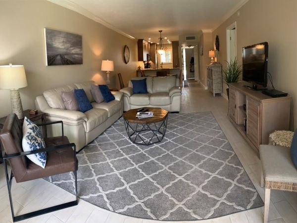 Vacation Condo Located On Beach In Siesta Key Sleeps Six