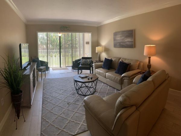 Vacation Condo Located On Beach In Siesta Key Sleeps Six