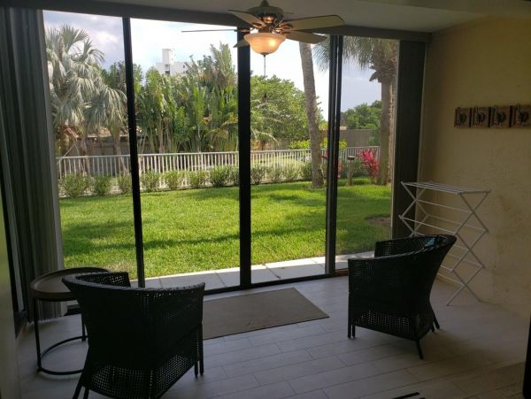 Vacation Condo Located On Beach In Siesta Key Sleeps Six