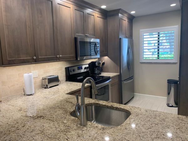 Vacation Condo Located On Beach In Siesta Key Sleeps Six