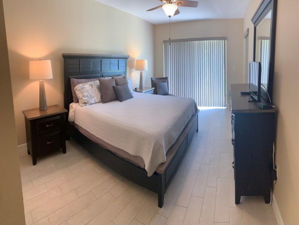 Vacation Condo Located On Beach In Siesta Key Sleeps Six