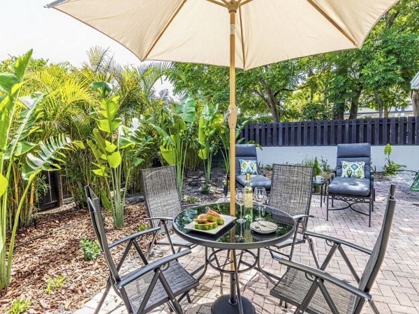 Luxury Renovated Vacation Home in Sarasota 3 Bedrooms