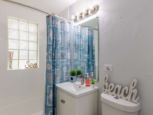Luxury Renovated Vacation Home in Sarasota 3 Bedrooms