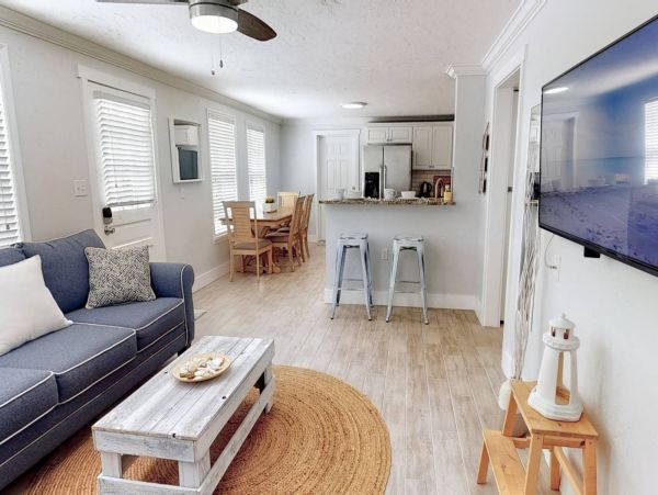 Luxury Renovated Vacation Home in Sarasota 3 Bedrooms
