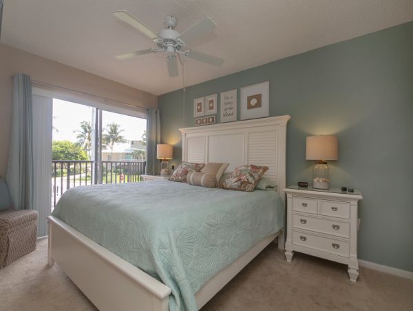 Bonita Springs Beachfront Vacation Condo With Pool Sleeps 4