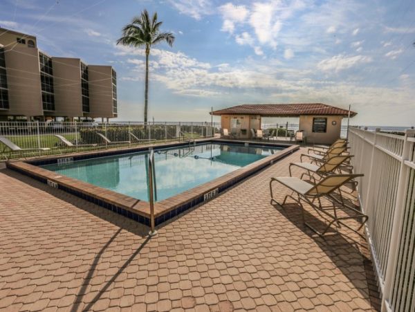 Bonita Springs Beachfront Vacation Condo With Pool Sleeps 4
