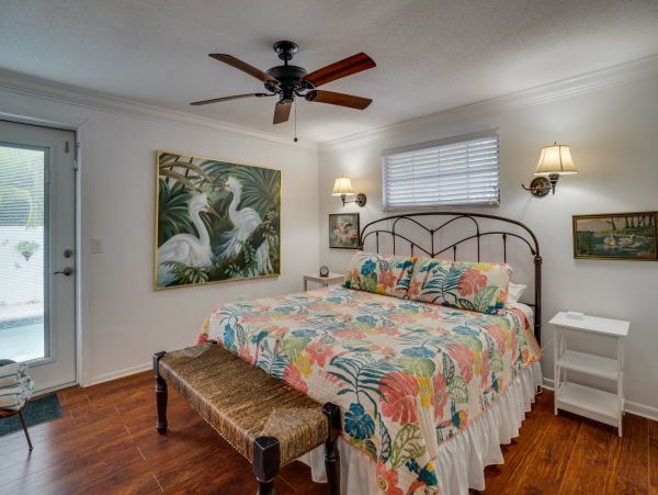 Anna Maria Charming Vacation Bungalow Short Walk to Beach
