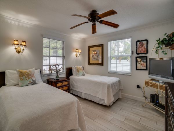Anna Maria Charming Vacation Bungalow Short Walk to Beach