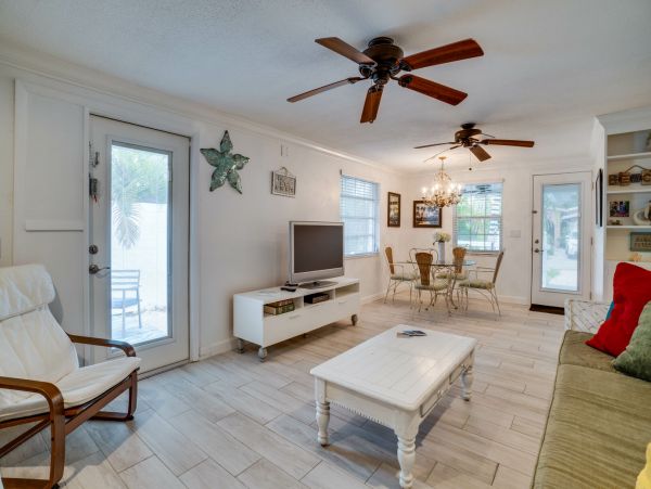 Anna Maria Charming Vacation Bungalow Short Walk to Beach