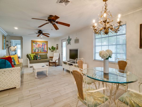 Anna Maria Charming Vacation Bungalow Short Walk to Beach