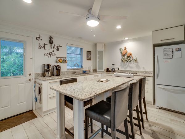 Anna Maria Charming Vacation Bungalow Short Walk to Beach