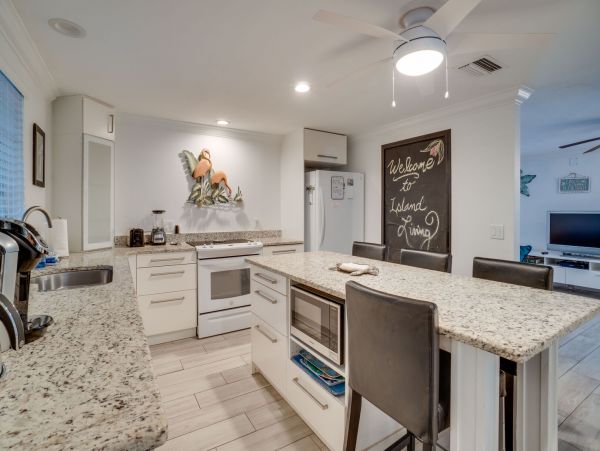 Anna Maria Charming Vacation Bungalow Short Walk to Beach