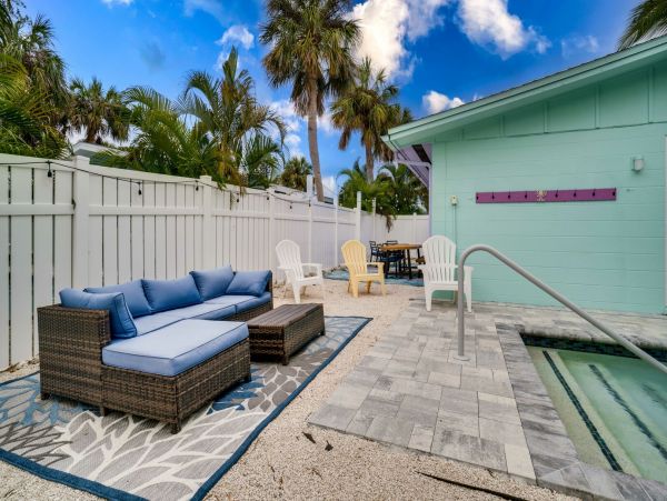 Anna Maria Charming Vacation Bungalow Short Walk to Beach