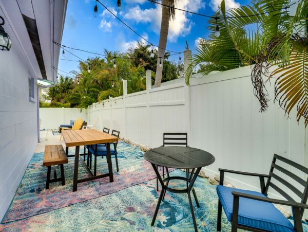 Anna Maria Charming Vacation Bungalow Short Walk to Beach