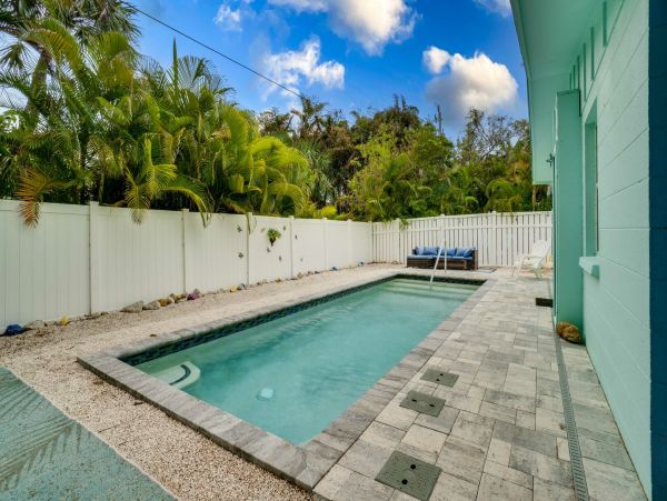 Anna Maria Charming Vacation Bungalow Short Walk to Beach