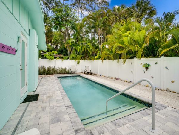 Anna Maria Charming Vacation Bungalow Short Walk to Beach