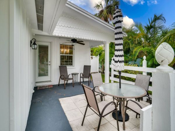 Anna Maria Charming Vacation Bungalow Short Walk to Beach