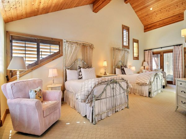 Mountain Views 5 Bedroom Vacation Home in Park City