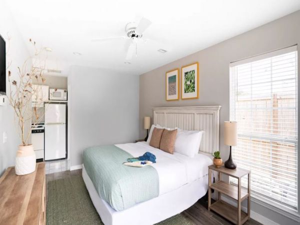 Beautiful Beach Vacation Home 18 Guests