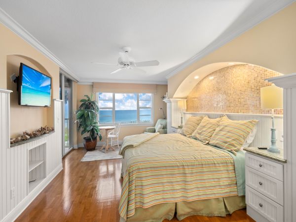 Direct Gulf Front Renovated Condo in Longboat Key