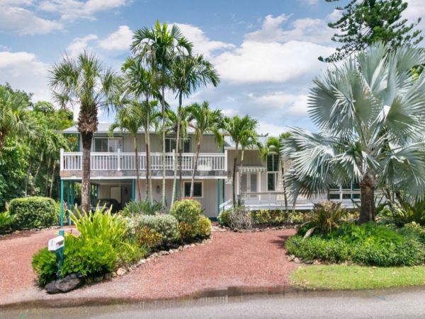 Longboat Key 3 Bedroom 2 Story Spacious Pool Home 10 Guests