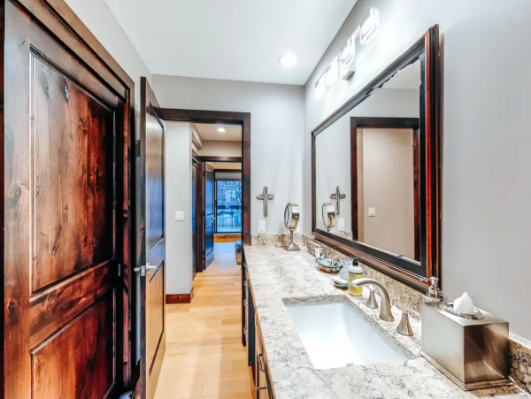 Avon Contemporary Condo Quick drive to lifts