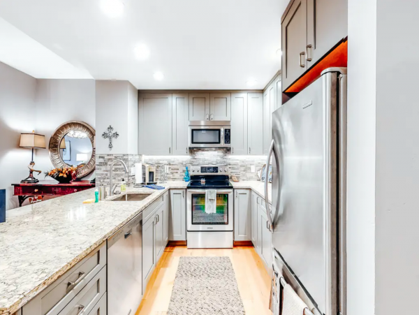 Avon Contemporary Condo Quick drive to lifts