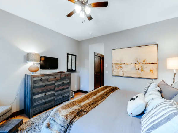 Avon Contemporary Condo Quick drive to lifts