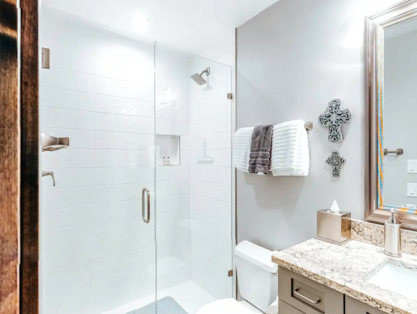 Avon Contemporary Condo Quick drive to lifts